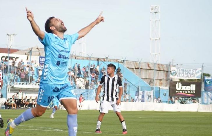 Agustín Allione firmó antes de subirse al micro.