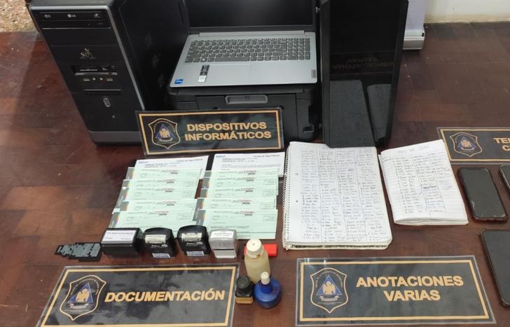 Elementos incautados a la banda de estafadores.