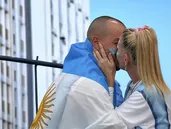 gh, a full: el beso de emanuel y mariela en el debut de la seleccion gh, a full: el beso de emanuel y mariela en el debut de la seleccion
