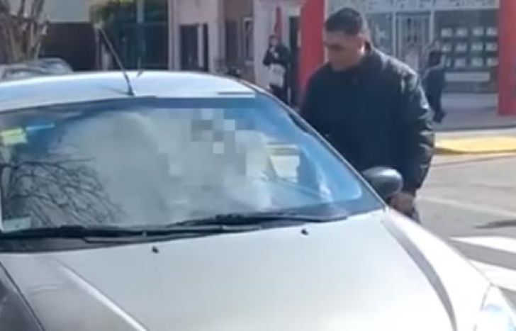 Vecinos de Lomas increparon al anciano, que estaba en un auto.