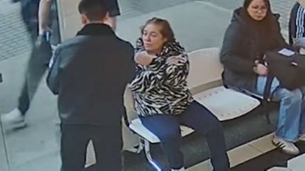 La gitana fue captada en cámara haciendo el trámite para renovar el DNI.