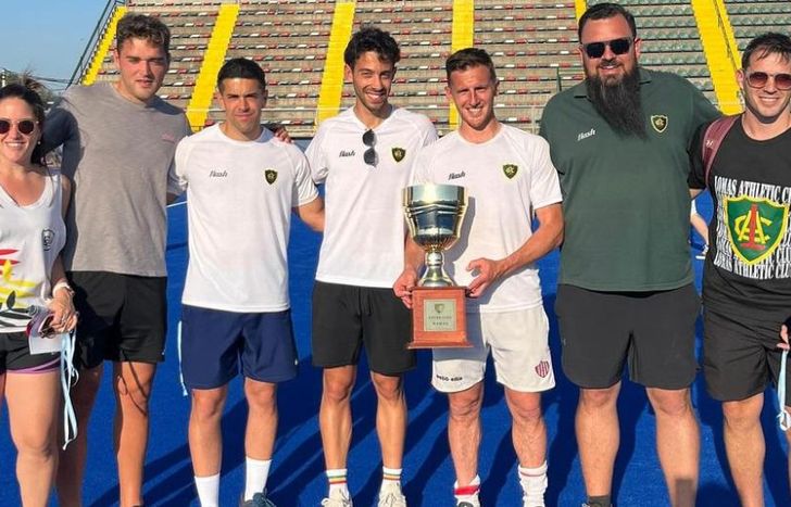 Lucas Vila, con el trofeo del Súper 8.
