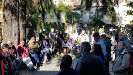 Unas 30 personas se acercan para bañarse y cambiarse cada sábado.