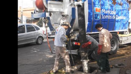 refuerzan la limpieza de las bocas de tormenta y desagües en lomas