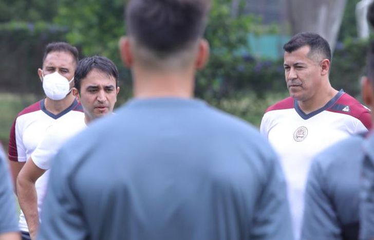 Almirón ya dirigió su primer entrenamiento.