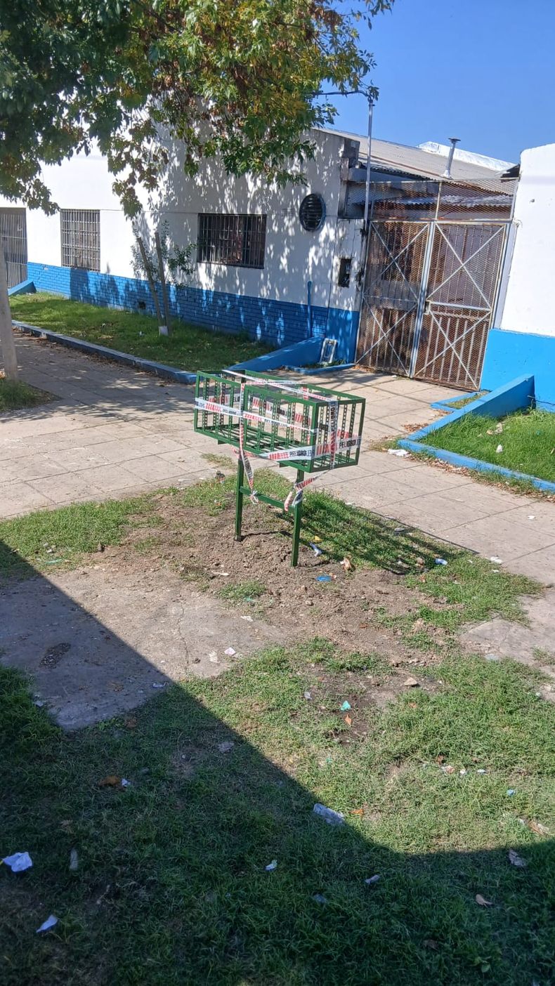 El canasto, fabricado por el Club Para Siempre de Banfield, ya fue colocado en el jardín.