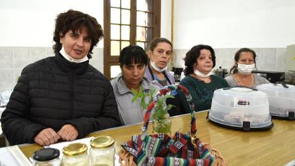 Las chicas, felices con su labor. Ya planean extender el horario.