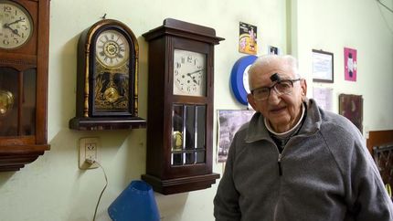 Desde los relojes más complejos a los más modernos. Nicolás repara todos los modelos.