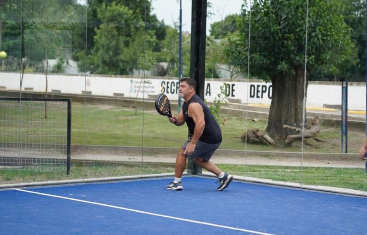 Las canchas de césped sintético tienen medidas oficiales y vidrios templados.