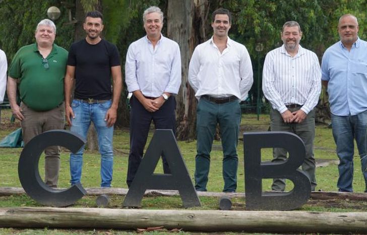 Dátolo, junto al presidente Spinosa y miembros de la CD.