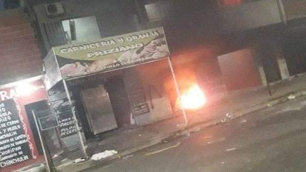 El momento en el que aún ardía el fuego en la casa del acusado.