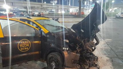 Así quedó el taxi tras el choque.