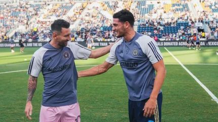 Lionel Messi junto a Julián Carranza