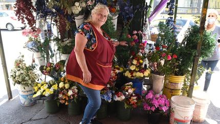 Isabel tiene su puesto hace 45 años. Todo un emblema en Lomas.