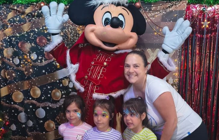 Junto a mamá Vani disfrutaron de estar acompañadas por el protagonista de Disney.