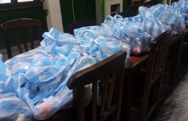 Los bolsones, listos para ser entregados a los vecinos lomenses.