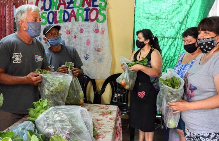 La verdura se entregó en bolsas a las familias de la zona.
