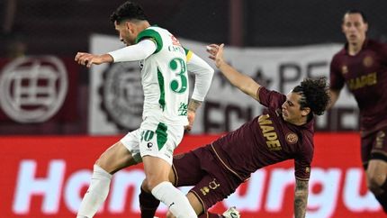 El esfuerzo de Boggio por alcanzar la pelota.