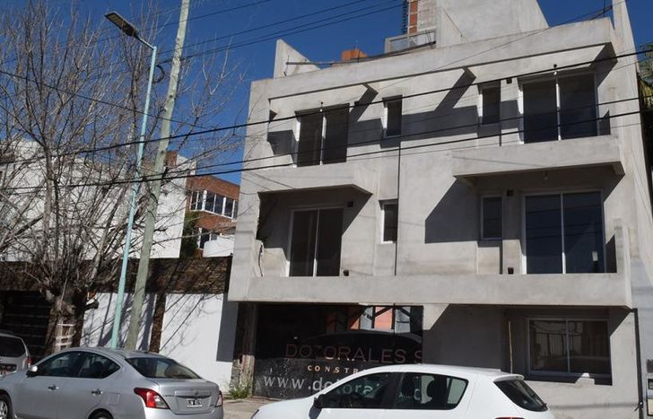 Edificio en Paso 440, sin terminar.