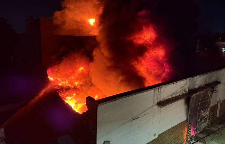 Alrededor de 50 bomberos trabajan arduamente en Villa Centenario.