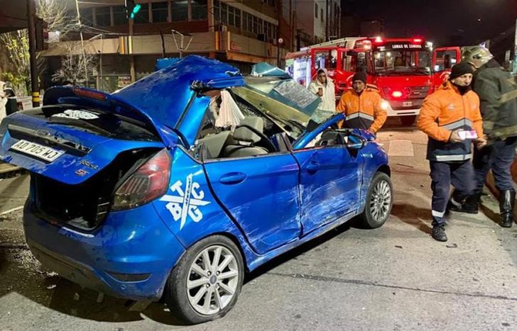 Tuvieron que cortar el techo del auto para rescatar a un joven atrapado.