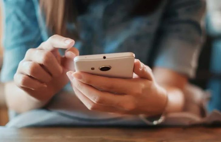 Estafaron a una joven de Lomas con la compra de un celular por redes sociales.