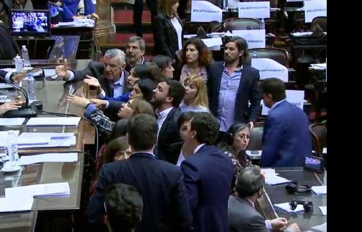 Legisladores pidieron un cuarto intermedio por los incidentes.