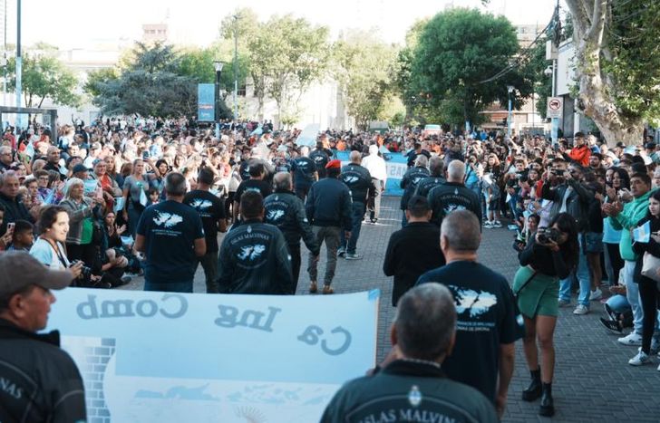 Los veterano de Lomas, junto a sus familiares.