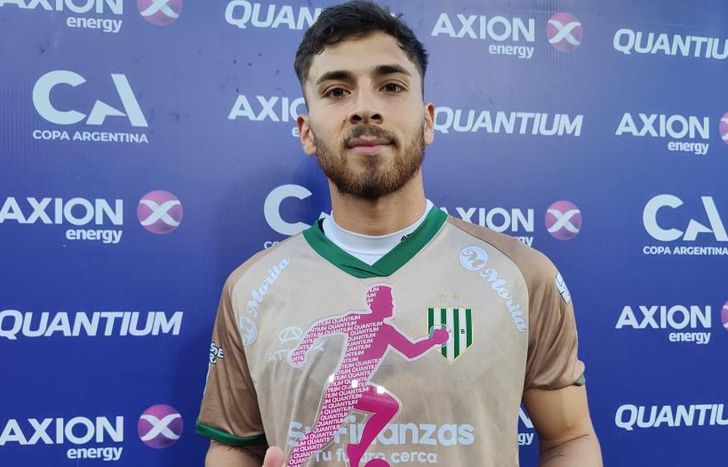 Sanguinetti con el premio al mejor jugador.