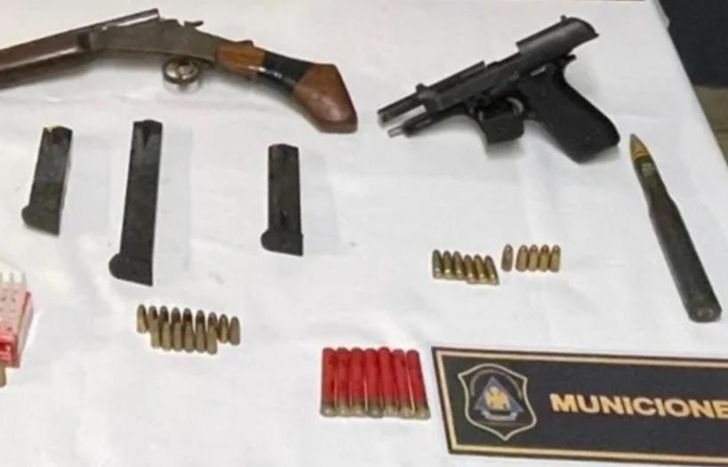 A la derecha, el misil antiaéreo incautado por la Policía.