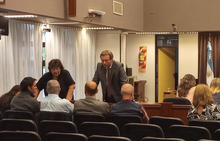 De pie, la mamá de Anahí y su abogado, Guillermo Bernard Krizan.