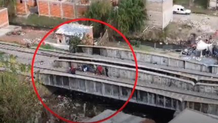 Filmaron la venta drogas en las vías del tren. Filmaron la venta drogas en las vías del tren.