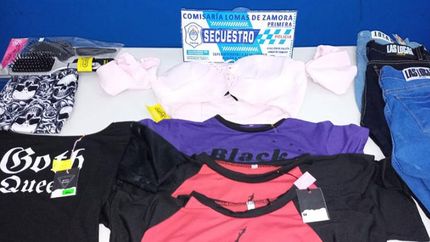 detienen a dos mecheras y secuestran varias prendas robadas