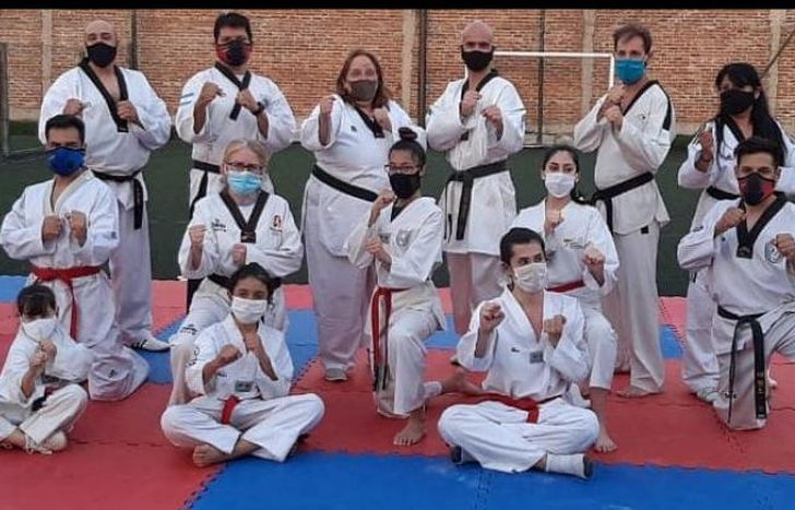 Alumnos y profesores durante la jornada de graduación.