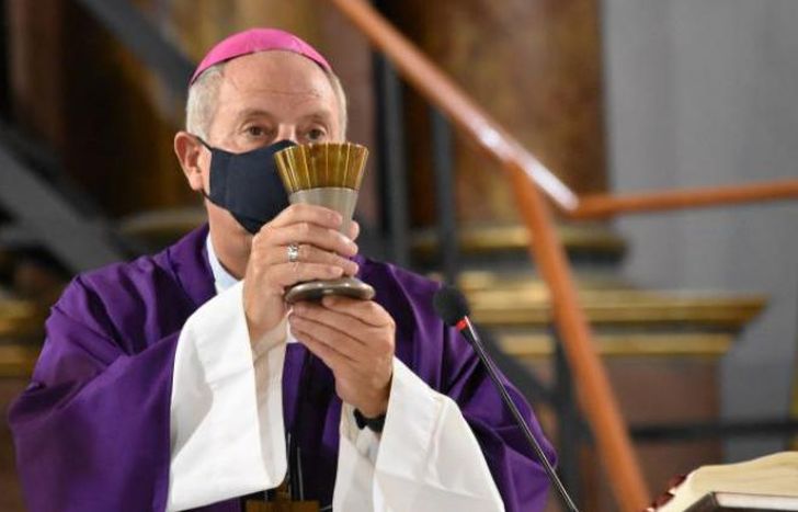 Jorge Lugones presidió la misa de ayer a la noche en la Catedral.