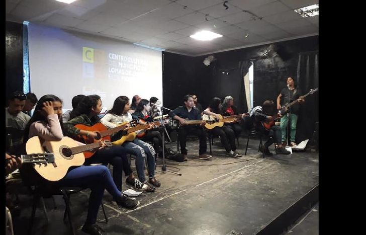 enseñan guitarra en fiorito.