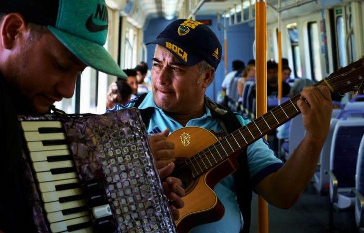 Marcelo canta y toca su guitarra todos los días en el Tren Roca
