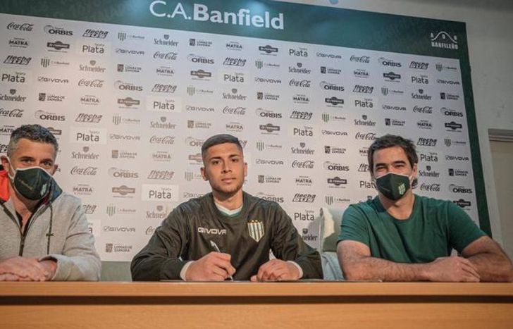 Sanguinetti puso la firma a su contrato.