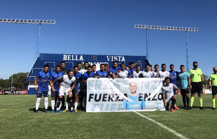 Los planteles de Italiano y San Martín en apoyo a Enzo Baglivo.