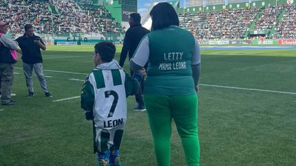 León y su mamá ayer entrando al campo de juego.