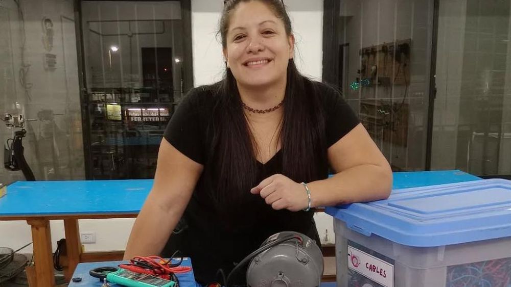 Quiere que más mujeres se interesen por la electricidad.