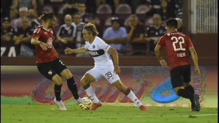 De La Vega: Necesitamos mucho este triunfo  El juvenil mediocampista de Lanús Pedro De La Vega terminó muy contento con el triunfo del lunes ante Independiente y remarcó que fue muy importante para acentuar la recuperación del equipo en el torneo. Es algo que necesitábamos mucho, señaló. En esa línea, el chico de Olavarría recalcó que el Granate jugó un buen partido ante Rojo, que llegaba en alza y como candidato a ganar. Manejamos bien la pelota y creo que fuimos un justo ganador, resaltó el juvenil, que ingresó en el segundo tiempo y asistió a Gastón Lodico en el único gol de la noche en La Fortaleza. Con este resultado, Lanús salió del anteúltimo lugar de la tabla de posiciones, pero todavía debe sumar una buena cantidad de puntos para alejarse en la tabla de los promedios y no tener complicaciones con el descenso. Y eso lo sabe de La Vega, quien remarcó que será fundamental sumar una buena cantidad de puntos en las últimas dos fechas que quedan en el año. En esa línea, destacó el apoyo que recibieron en este duro momento.Lo importante es que el club apoya, los hinchas también, y eso es importante para nosotros porque no estamos tan presionados. Necesitamos ganar y es lo que buscaremos en los últimos partidos, concluyó.