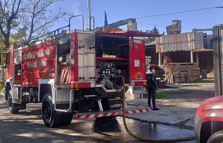 Dos dotaciones de los Bomberos de Lomas trabajaron en el lugar.