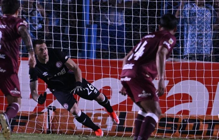 Losada detuvo el penal pero no pudo sostener el cero en la derrota de Lanús en Tucumán.