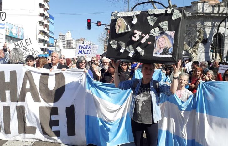 Hubo una masiva protesta en la Plaza Grigera.
