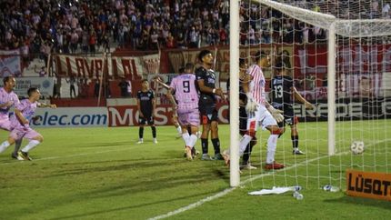 Cuando el local parecía tenerlo controlado, Armenio puso el 2-2 en Lomas. Cuando el local parecía tenerlo controlado, Armenio puso el 2-2 en Lomas.