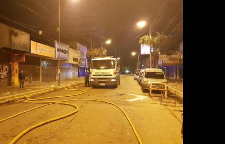 Los bomberos trabajaron durante toda la noche.