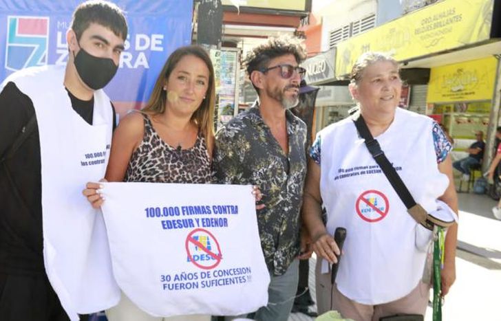 En la peatonal Laprida, se juntaron firmas contra Edesur.