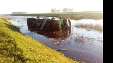 volco un micro en la ruta 2 y hay tres muertos