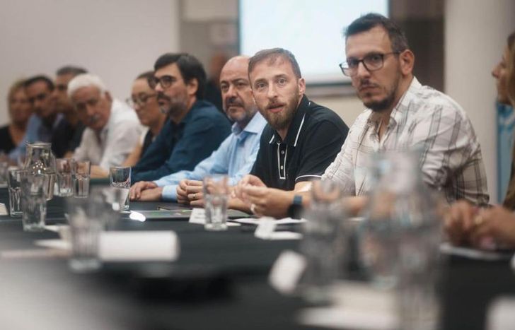 Otermín encabezó la reunión junto al titular del Banco Provincia, Juan Cuattromo.